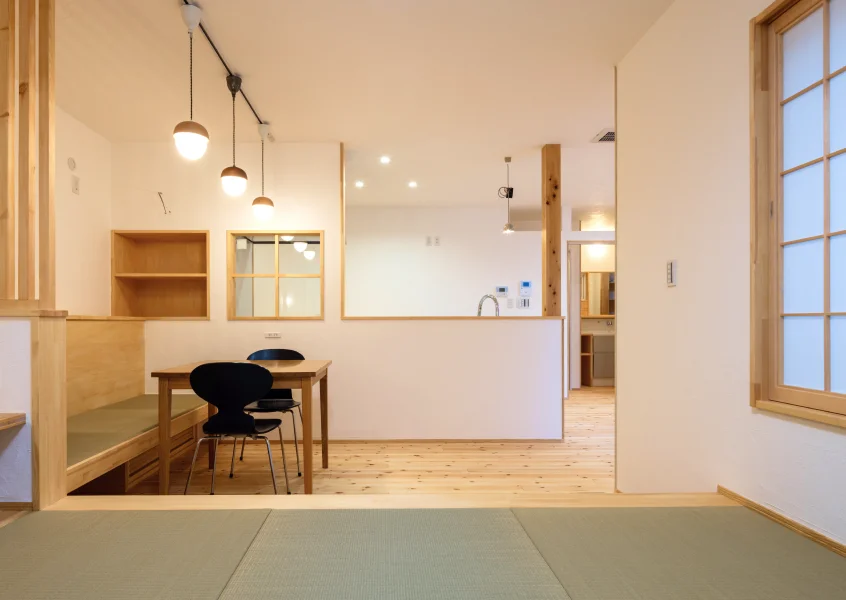 住宅の施工現場で作業するミヤホームの代表