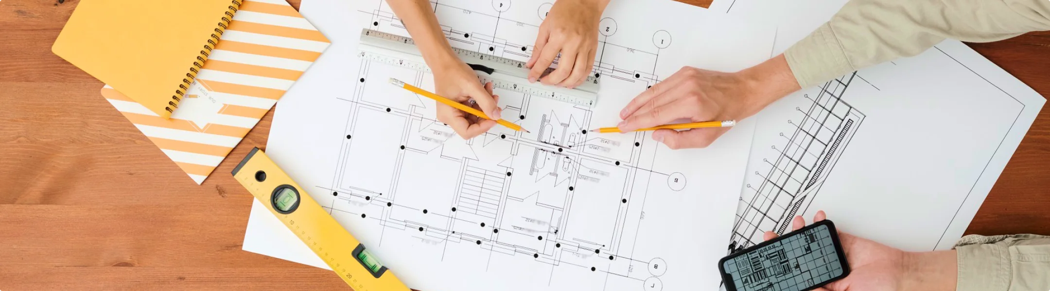 建築設計士と大工が打ち合わせをする様子