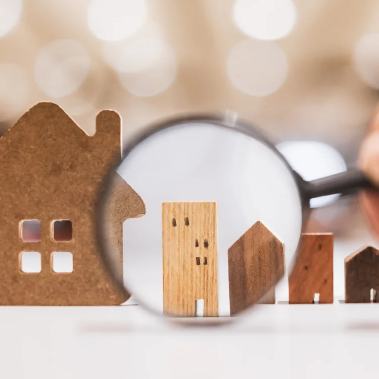 中古住宅を調査する不動産業務のイメージ